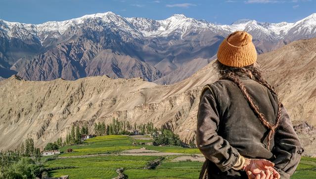 Bei Ruhe und Einsamkeit geniessen auch einheimische Bewohner den Blick auf das nördliche Himalaya-Gebirge. Ladakh oder das "kleine Tibet" ist eine der entlegensten Gegenden von Indien.
